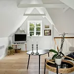 Timber-framed With Bright And Idyllic Garden Nyaraló *