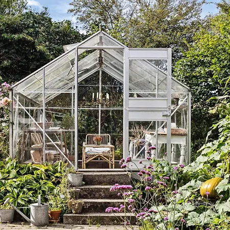 Timber-framed With Bright And Idyllic Garden Hébergement de vacances