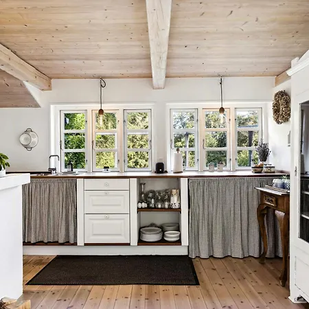 Timber-framed With Bright And Idyllic Garden Nyaraló