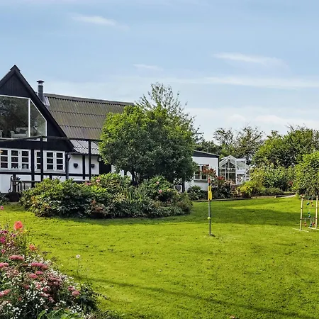 Timber-framed With Bright And Idyllic Garden Hébergement de vacances *