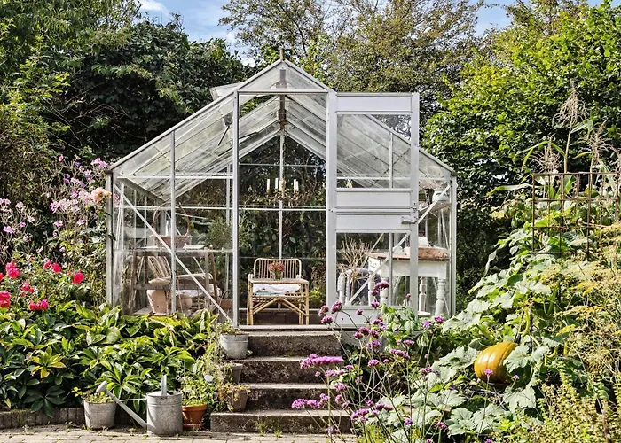 Timber-framed With Bright And Idyllic Garden Hébergement de vacances