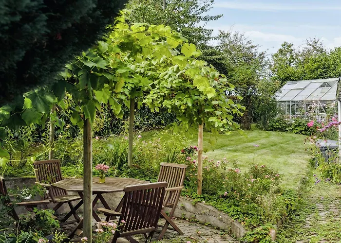 Timber-framed With Bright And Idyllic Garden Hébergement de vacances *