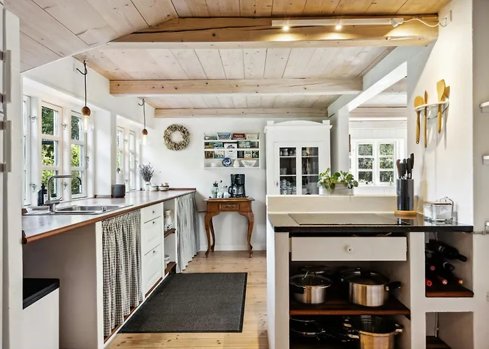 Timber-framed With Bright And Idyllic Garden Hébergement de vacances