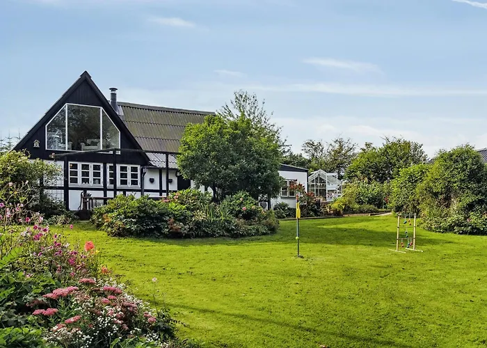 Timber-framed With Bright And Idyllic Garden Hébergement de vacances *
